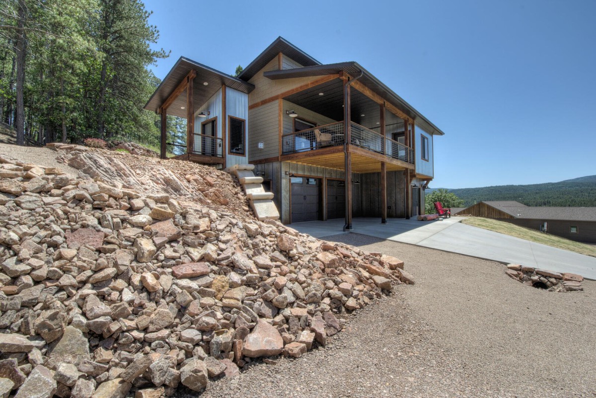 Black Hills Premier Vacation Homes-Hillside Lodge-image-1