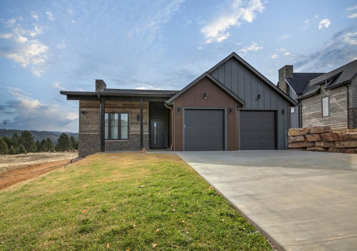 Black Hills Premier Vacation Homes-Everything's Right-image-1